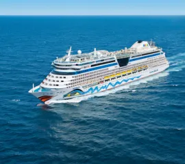 Die AIDAbella in Seitenansicht auf offener See.