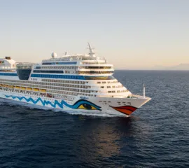 Der Bug der AIDAblu mit dem bekannten Kussmund auf offener See.