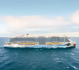 Seitenansicht von AIDAcosma auf See