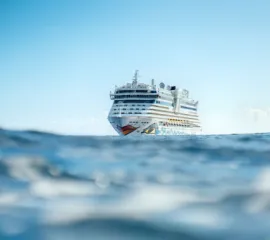 Die AIDAdiva auf offener See. Fotografiert aus dem Wasser heraus.