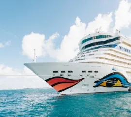 Der Bug der AIDAluna mit dem typischen AIDA Kussmund auf hoher See.