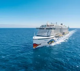 AIDAperla von Vorne auf hoher See.