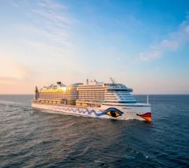 Seitenansicht von AIDAprima auf dem Meer