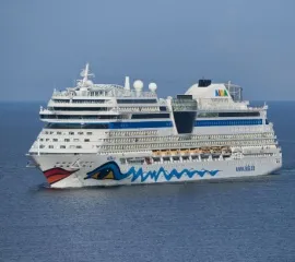 Die AIDAsol auf hoher See in der Seitenansicht.