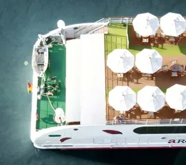 Das Heck eines A-ROSA Flussschiffes mit Sonnenschirmen.