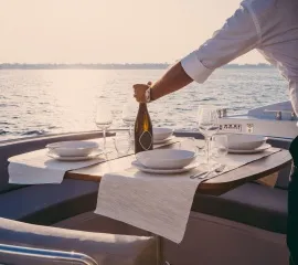 Luxus Schiff vor idyllischem Hintergrund mit Champagner und Tapas.