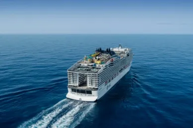 Rückansicht von MSC World America auf dem Meer.