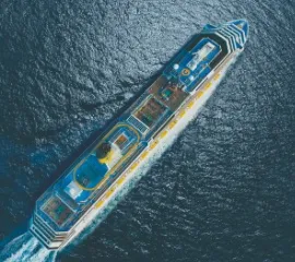 Die Costa Serena von oben aufgenommen fährt im Meer und hinterlässt eine Spur im Wasser.