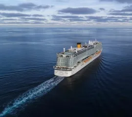 Die Costa Toscana fährt auf hoher See von der Kamera weg Richtung Horizont.
