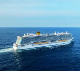 Die Costa Smeralda fährt von links nach rechts über den Ozean.