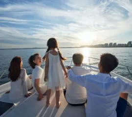 Familie auf dem Schiff bei Sonnenuntergang.