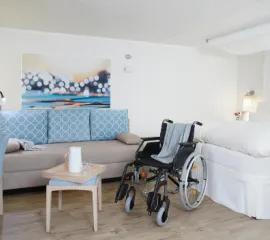 Barrierefreie Kabine, in der ein Rollstuhl steht.