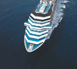 Die Costa Pacifica von Vorne – gut sichtbar sind die verschiedenen oberen Decks.
