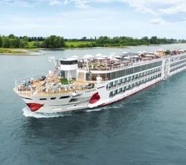 A-Rosa Schiff auf der Donau bei Sonnenschein.