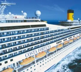 Die Costa Fortuna in der Seitenansicht. Die Nahaufnahme zeigt den Schriftzug 