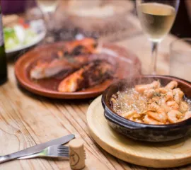 Tapas mit einem Champagnerglas in einem AIDA Restaurant.