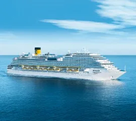 Die Costa Diadema in Seitenansicht auf offenem Meer an einem fast wolkenlosen Tag.