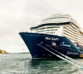 Der Bug der <i>Mein Schiff 1</i> am Hafen von Halifax in Kanada. Das Schiff ist noch am Hafen festgemacht.