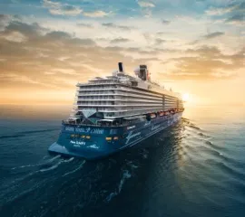 Die Die <i>Mein Schiff 5</i> fährt auf offener See dem Sonnenuntergang entgegen. Copyright: Skynamic GmbH