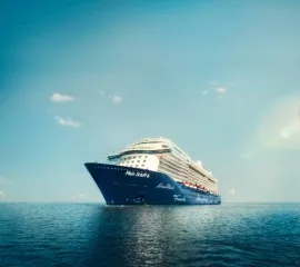 Die <i>Mein Schiff 6</i> auf offener See von vorne/seitlich zu sehen. Copyright: TUI Cruises GmbH