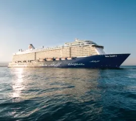 Die <i>Mein Schiff 3</i> im Sonnenaufgang auf hoher See. Copyright: Carolin Otersen / TUI Cruises GmbH