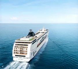 Die MSC Lirica auf den offenen Meer fährt von der Kamera davon Richtung Horizont. Copyright: MSC Cruises.
