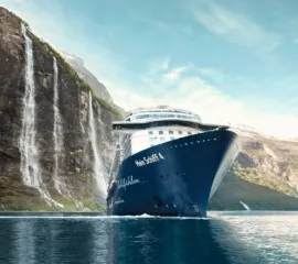 Die <i>Mein Schiff 4</i> vor einem felsigen Wasserfall. Copyright: Mathias Kokartis / Cruise Vision GmbH