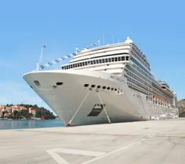Die MSC Magnifica im Hafen von Dubrovnik, Kroatien. Zu sehen ist der Bug. Copyright: MSC Cruises.