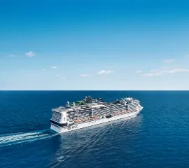 Die MSC Grandiosa fährt über das offene Meer, von oben herab fotografiert. Copyright: MSC Cruises.