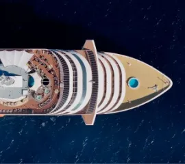 Die MSC Fantasia von oben fotografiert. Über die Decks verteilen sich großzügige Balkone und Poollandschaften. Copyright: MSC Cruises.