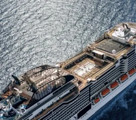 Ein Ausschnitt der MSC Meraviglia aus der Luft fotografiert. Das obere Deck mit den Pools steht im Vordergrund. Copyright: MSC Cruises.