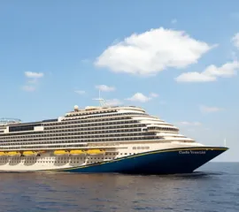 Die Costa Venezia in der Seitenansicht, halb angeschnitten auf offener See. Der Schiffsname 