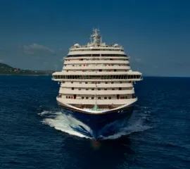 Das Kreuzfahrtschiff Carnival Venezia von Vorne auf hoher See. Die verschiedenen Decks sind gut erkennbar.