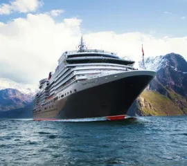 Die Queen Victoria in den norwegischen Fjorden. Das elegante Schiff gleitet über das Wasser, während schneebepuderte Berge im Hintergrund liegen.