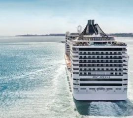 Das Heck der MSC Divina von MSC Cruises. Das Schiff fährt von der Kamera davon. Copyright: MSC Rights.