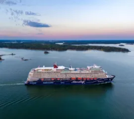 Drohnenaufname der <i>Mein Schiff 7</i> vor Finnland.
