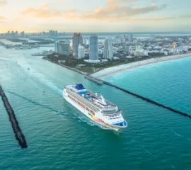 Die Norwegian Sky im Hafen von Miami.