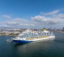 Außenansicht der ehemaligen Costa Firenze, nun bekannt als Carnival Firenze.