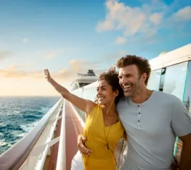 Ein Pärchen steht auf der Laufbahn der Norwegian Star und schaut auf das Meer. Sie fühlen sich frei.