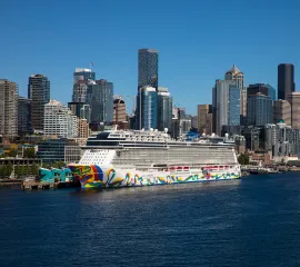 Norwegian Encore im Hafen von Seattle.