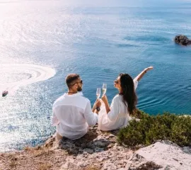 Grünes Polarlicht am Nachthimmel über einem Wasserfall auf Island.