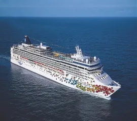 Das Schiff Norwegian Gem gleitet im tiefblauen Wasser.