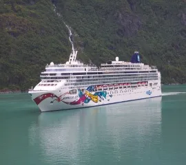 Das Schiff Norwegian Jewel fährt auf dem Wasser.