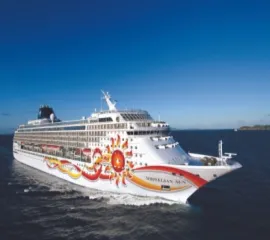 Das Schiff Norwegian Sun® ist auf dem Meer unterwegs.