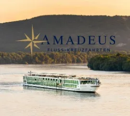 Amadeus Schiff auf einem Fluss bei goldenem Himmel mit Amadeus Logo.