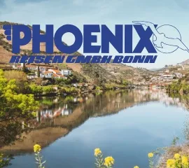 Phoenix - Logo, im Hintergrund eine hügelige Flusslandschaft.