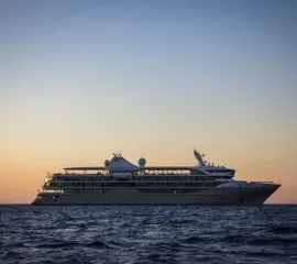 Silversea Schiff auf hoher See im Horizont bei Sonnenaufgang.