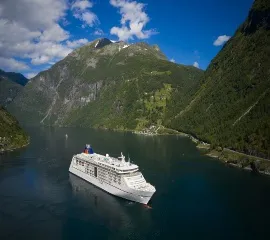 Unter dem blauen Himmel gleitet MS EUROPA 2 majestätisch durch den Geirangerfjord.