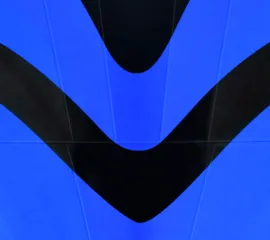 Eine Nahansicht des ikonischen AIDA Kussmundes in blau und schwarz.