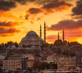 Skyline einer Stadt im orientalischen Stil bei goldenem Sonnenuntergang.